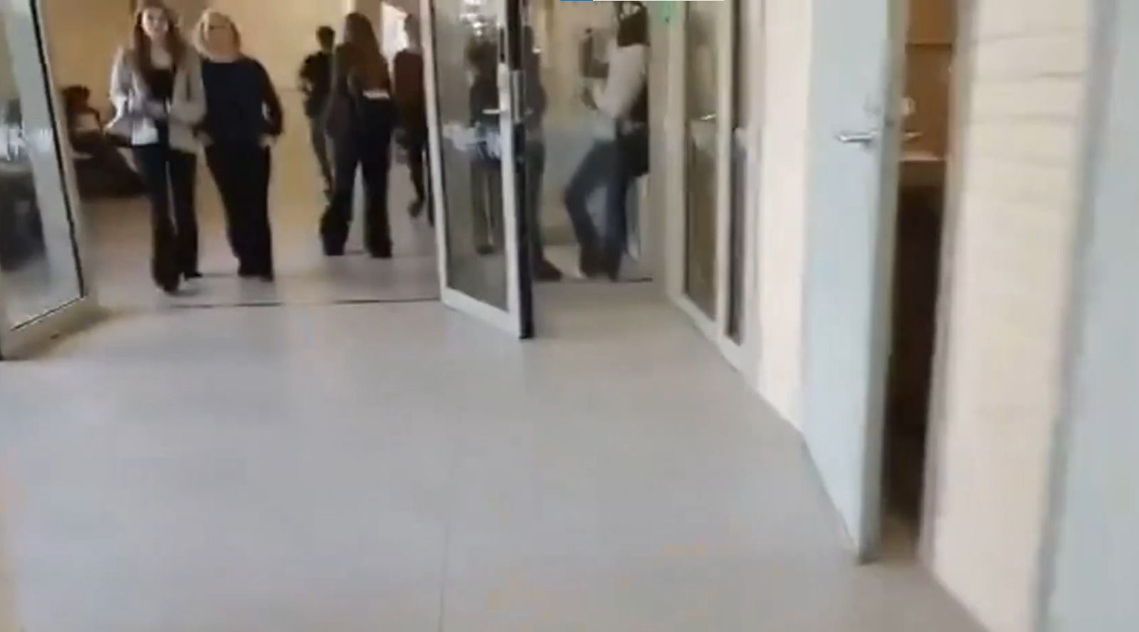 16-yasindaki-cocuk-okulda-3-kiz-ogrenciyi-bicakladi-saldirinin-nedeni-dehsete-dusurdu-1-OriwRvXr 16 yaşındaki çocuk okulda 3 kız öğrenciyi bıçakladı! Saldırının nedeni dehşete düşürdü