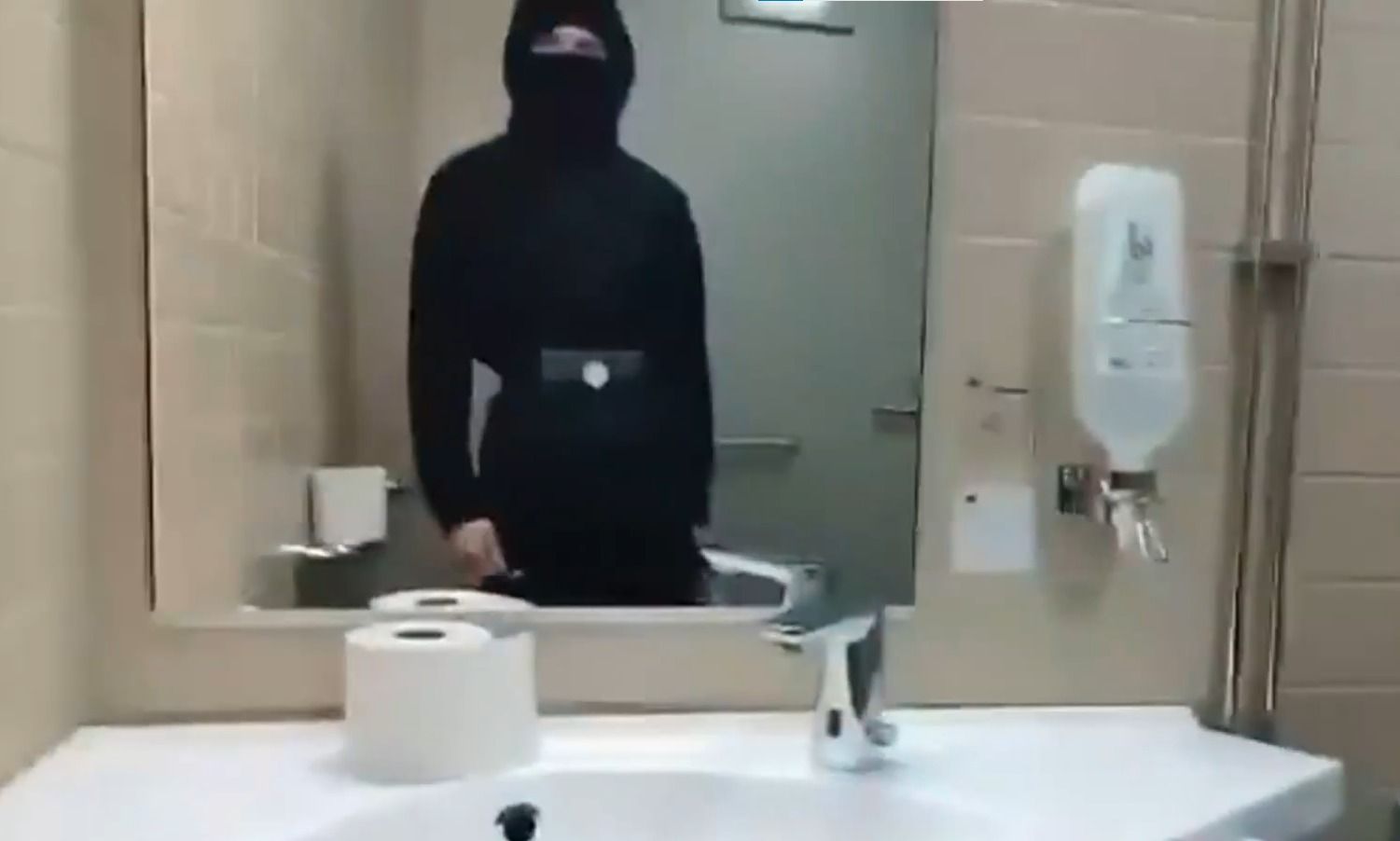 16-yasindaki-cocuk-okulda-3-kiz-ogrenciyi-bicakladi-saldirinin-nedeni-dehsete-dusurdu-2-2aGDdP26 16 yaşındaki çocuk okulda 3 kız öğrenciyi bıçakladı! Saldırının nedeni dehşete düşürdü