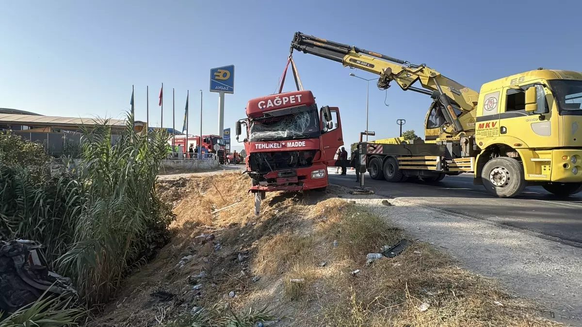 Akaryakıt Tankeri Minibüse Çarptı: 3 Yaralı
