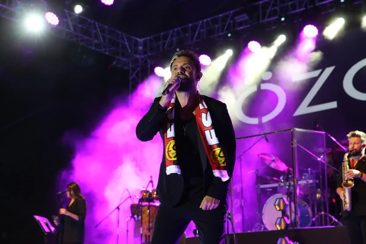 Şarkıcı Özgün Uğurlu, Eskişehir’de konser verdi