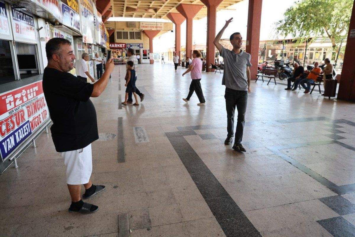 adanada-oynak-ferit-hem-oynuyor-hem-oynatiyor-0-n6l14zLk Adana'da 'Oynak Ferit' hem oynuyor hem oynatıyor