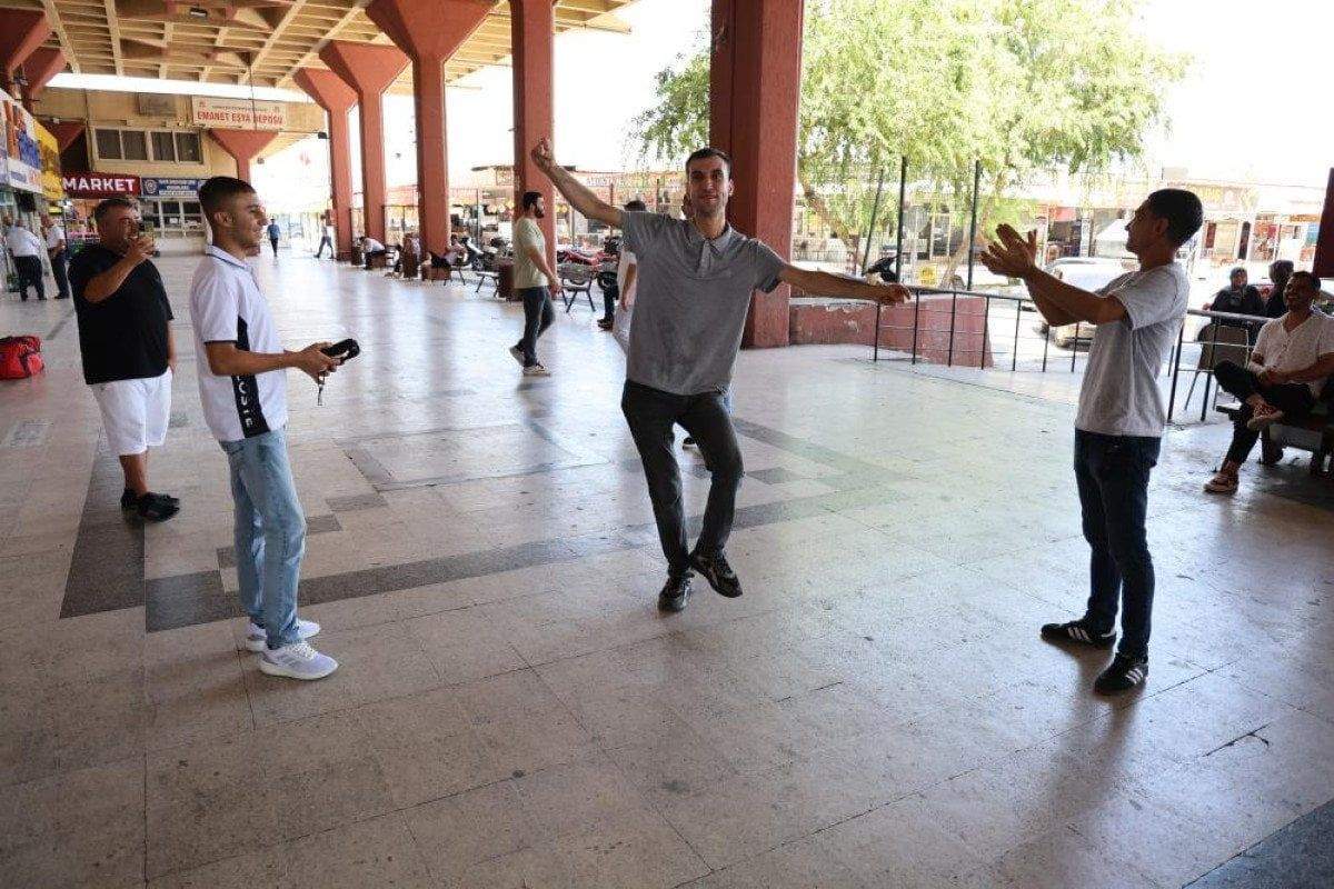 adanada-oynak-ferit-hem-oynuyor-hem-oynatiyor-1-CevFmdEC Adana'da 'Oynak Ferit' hem oynuyor hem oynatıyor