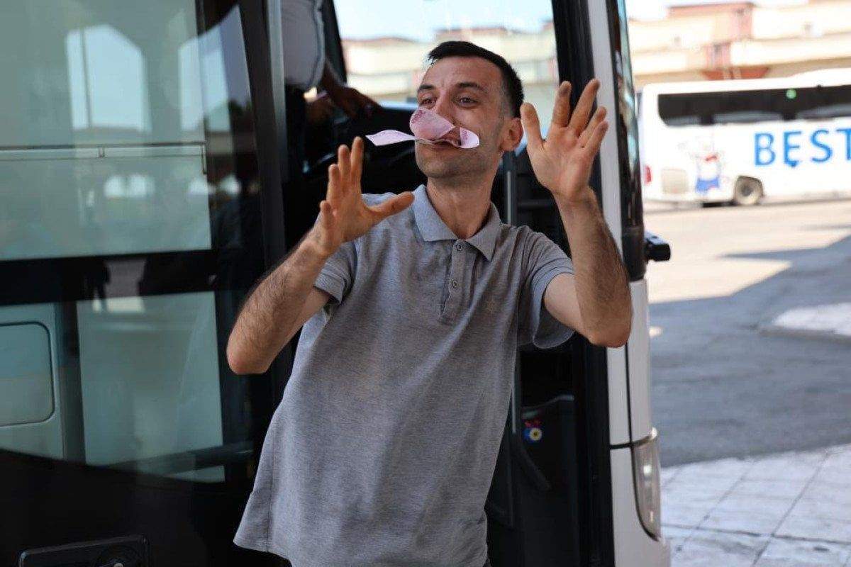 adanada-oynak-ferit-hem-oynuyor-hem-oynatiyor-3-8WYnkQlB Adana'da 'Oynak Ferit' hem oynuyor hem oynatıyor