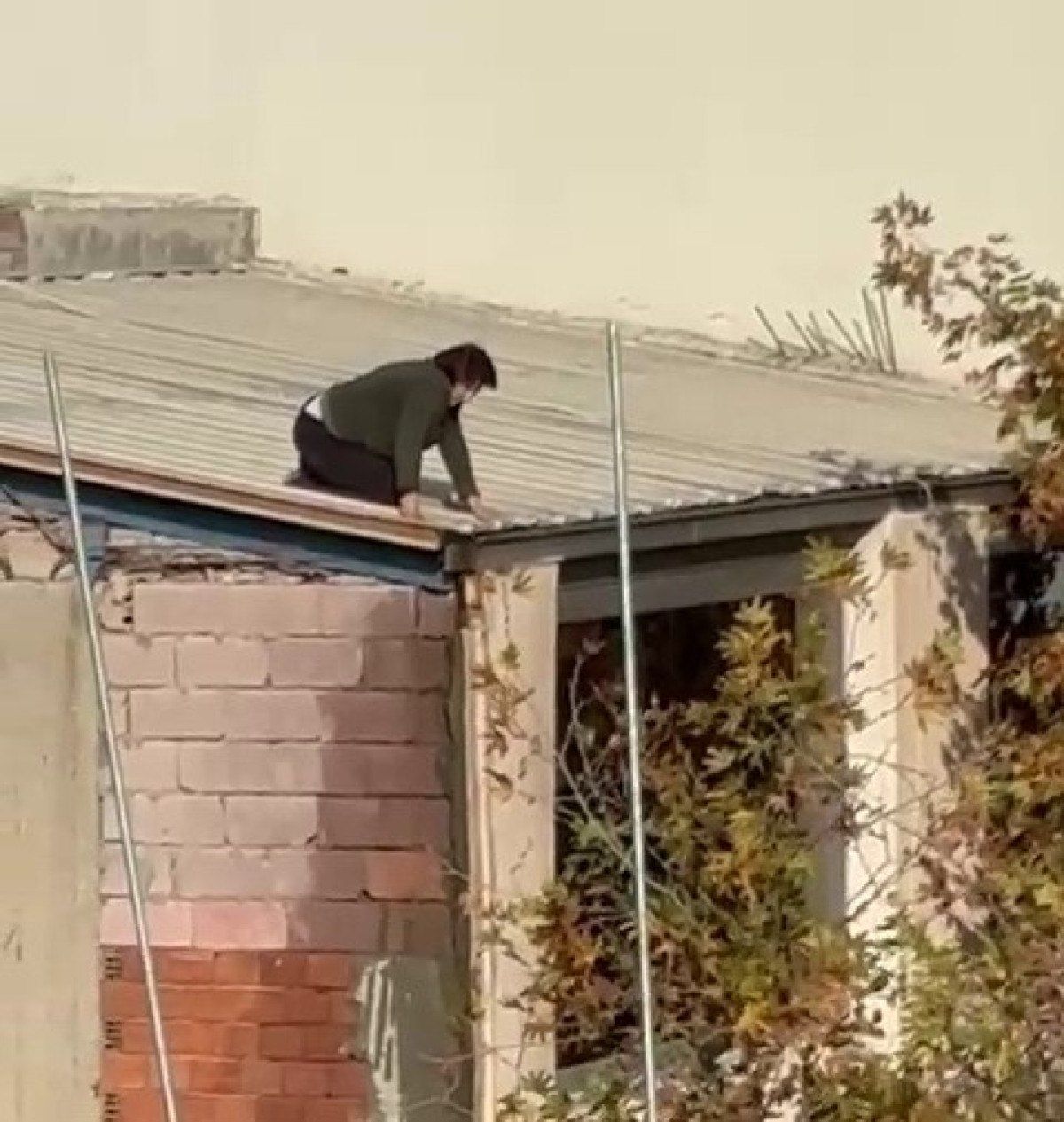 adiyamanda-oluklari-temizleyen-kadin-yurekleri-agza-getirdi-0-zEx6ewtz Adıyaman'da olukları temizleyen kadın yürekleri ağza getirdi