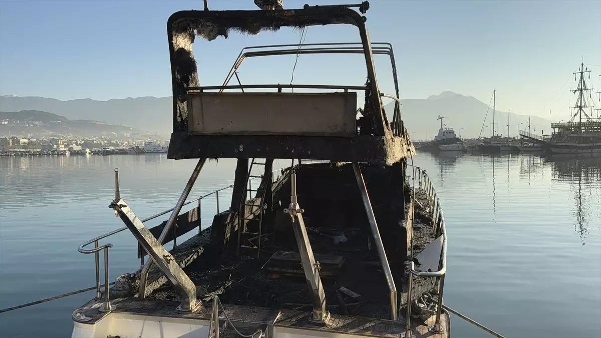 alanyada-luks-tekne-yangini-veBBvUWq.jpg