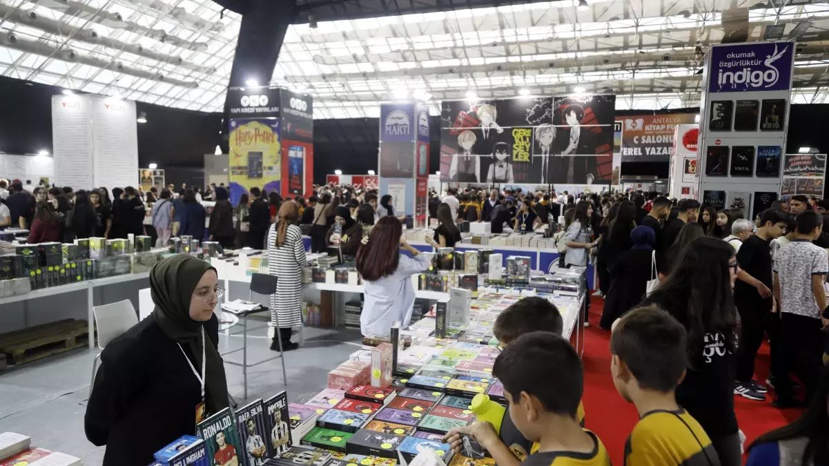 antalya-kitap-fuarinda-ilber-ortayli-aciklamalarda-bulundu-2jemgtQs.jpg
