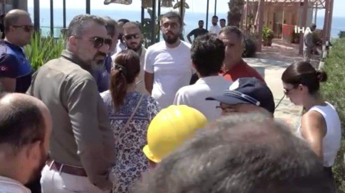 antalyada-asansor-yikimina-karsi-luks-cipini-barikat-yapti-0-7qAIaaCm Antalya'da asansör yıkımına karşı lüks cipini barikat yaptı