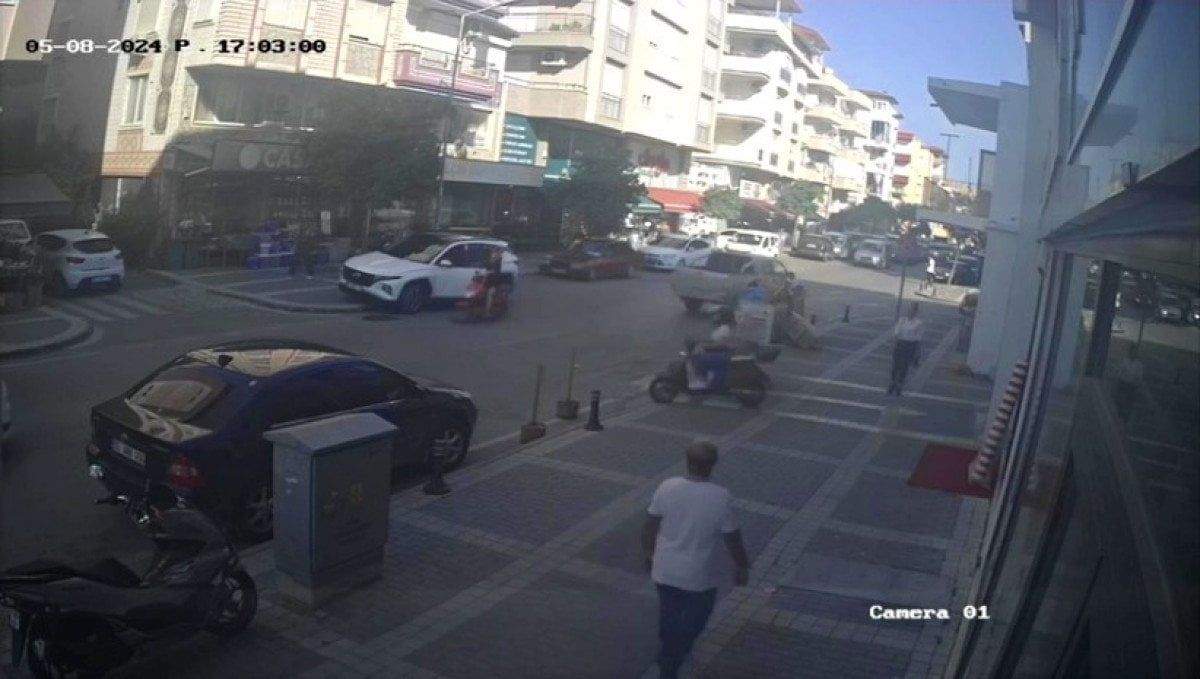 antalyada-cipin-kapisi-acildi-motosikletli-saniyelerle-olumden-dondu-1-RWxbbQ5e Antalya'da cipin kapısı açıldı: Motosikletli saniyelerle ölümden döndü