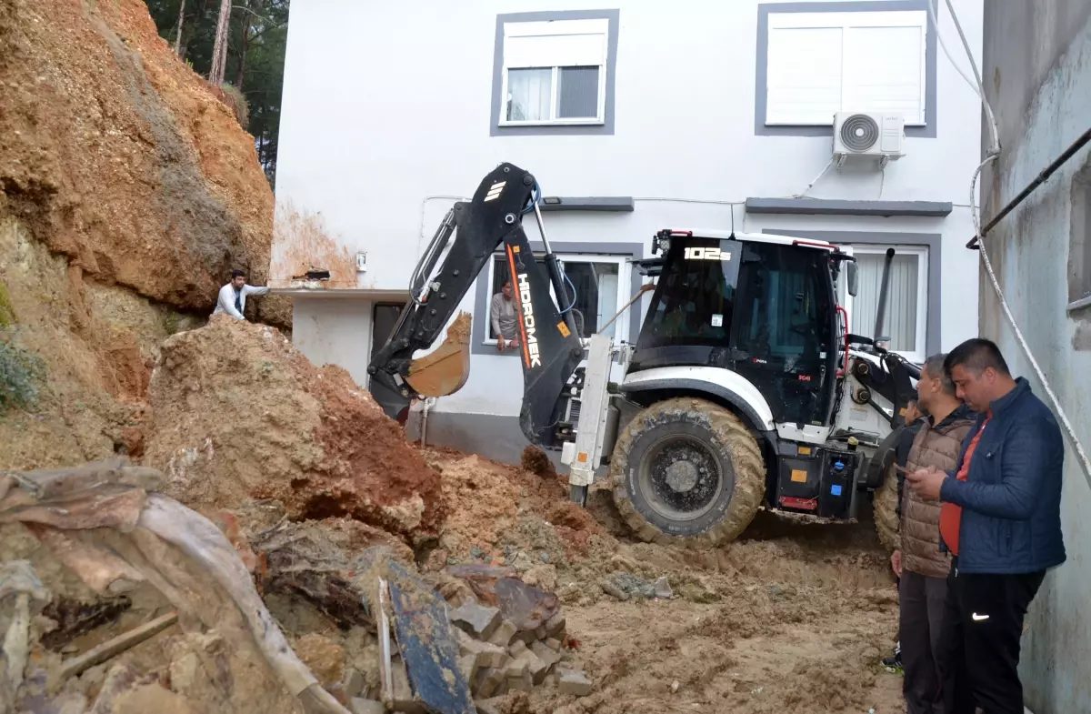 antalyada-toprak-kaymasi-ve-kaya-dusmesi-panik-yaratti-Ky7AMs6m.jpg