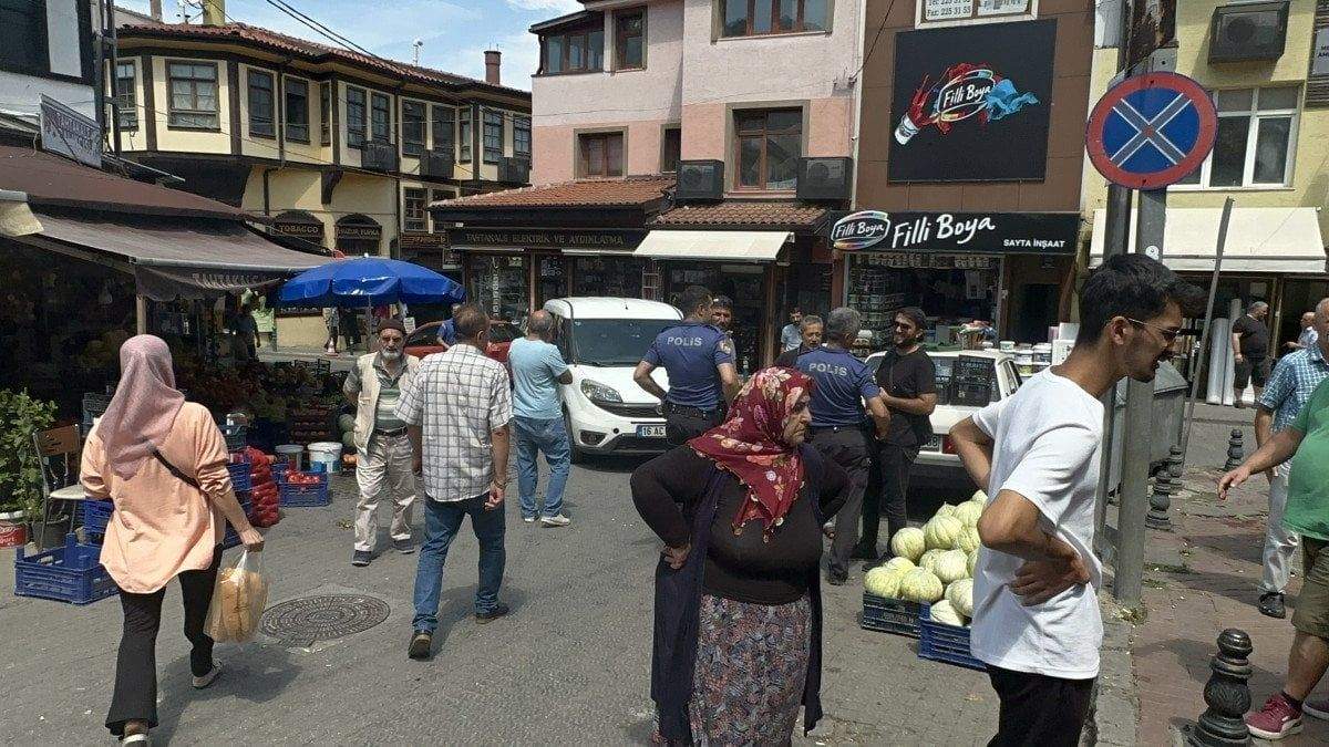 bursada-saticiyi-vurulmaktan-2-numara-buyuk-ayakkabisi-kurtardi-0-ObqQEMTu Bursa'da satıcıyı vurulmaktan 2 numara büyük ayakkabısı kurtardı