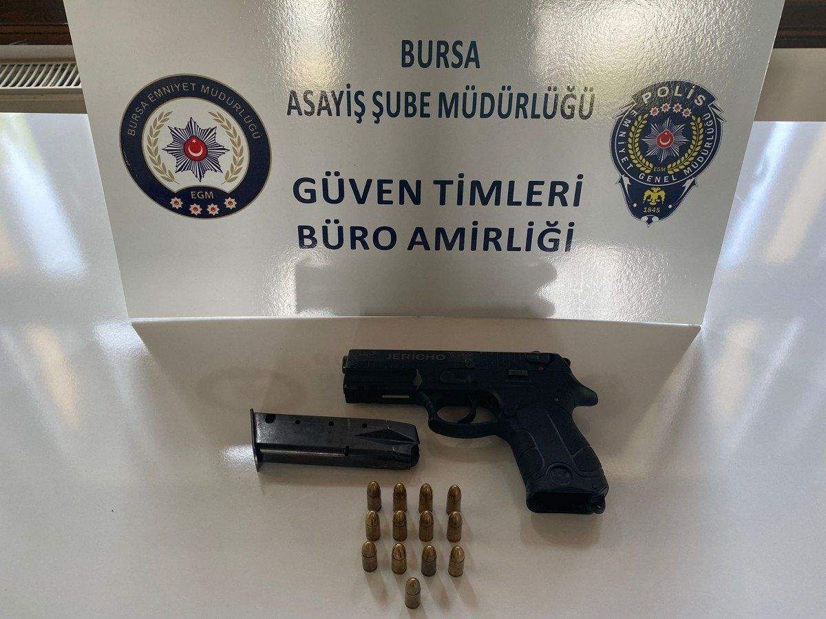 bursada-saticiyi-vurulmaktan-2-numara-buyuk-ayakkabisi-kurtardi-1-cke6NbkD Bursa'da satıcıyı vurulmaktan 2 numara büyük ayakkabısı kurtardı