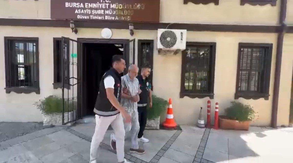 bursada-saticiyi-vurulmaktan-2-numara-buyuk-ayakkabisi-kurtardi-2-8tBM6tMX Bursa'da satıcıyı vurulmaktan 2 numara büyük ayakkabısı kurtardı