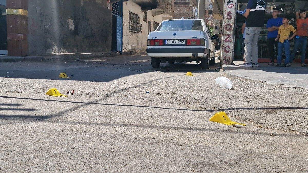 diyarbakirda-husumetli-aileler-birbirine-girdi-3-t91XZgSn Diyarbakır'da husumetli aileler birbirine girdi