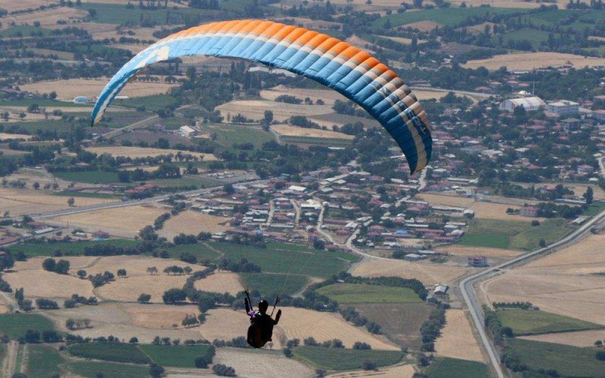 erzincanda-dagda-mahsur-kalan-parasutcu-kurtarildi-0-pK6jbxyn Erzincan'da dağda mahsur kalan paraşütçü kurtarıldı