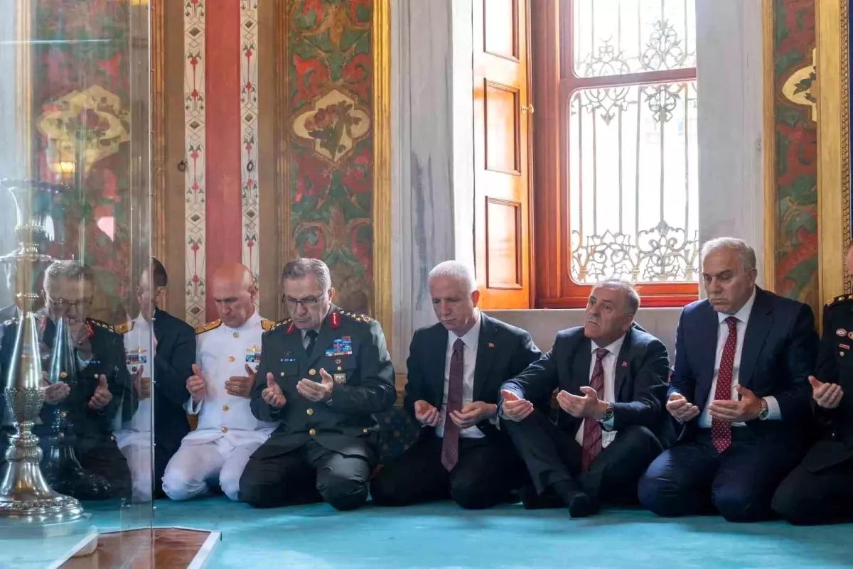 fatih-sultan-mehmet-hanin-fethin-572inci-yildonumunde-kabri-basinda-dualarla-anildi-jTjEOxLe.jpg