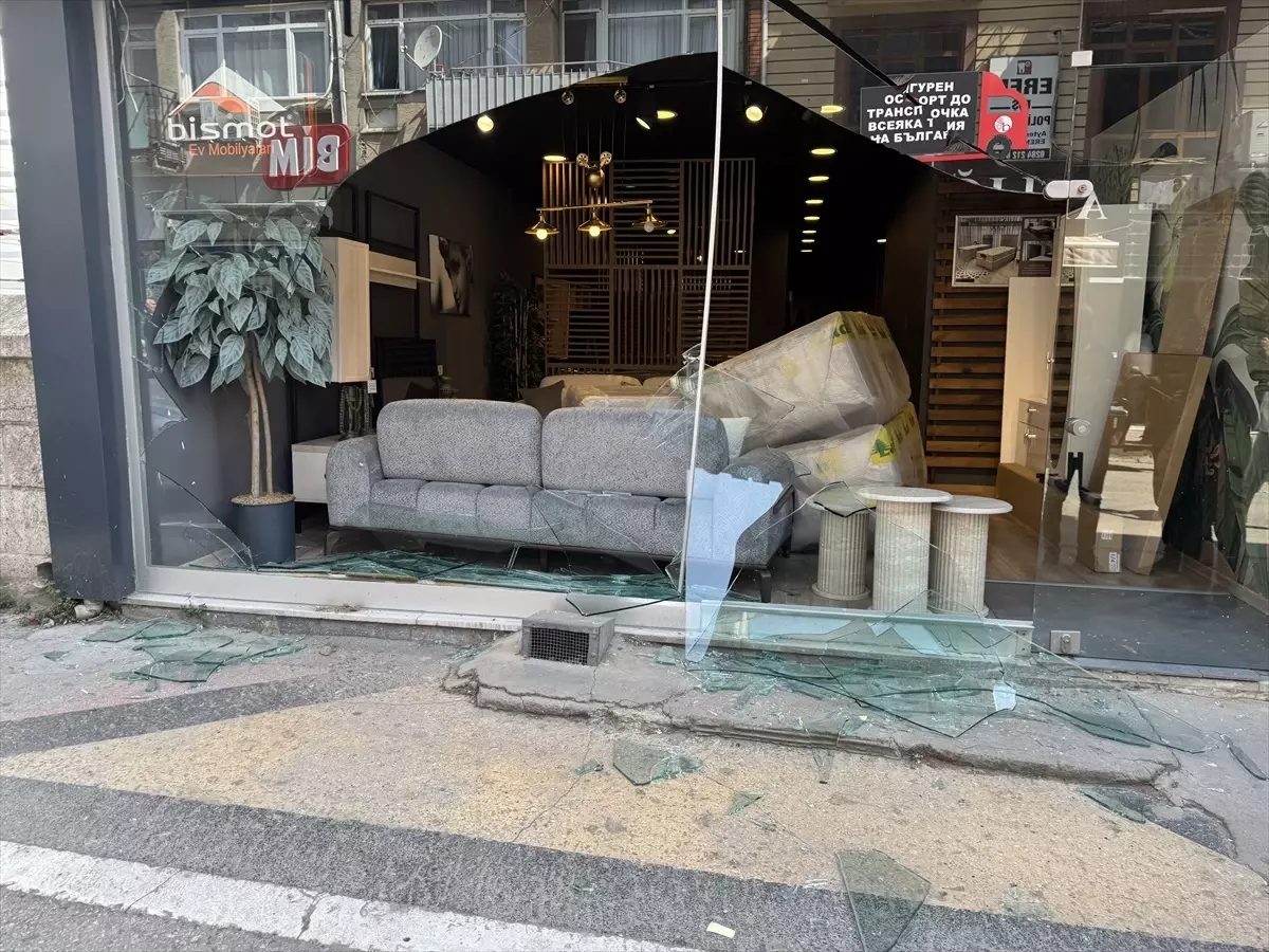 Geri Viteste Bırakılan Araç Vitrine Çarptı