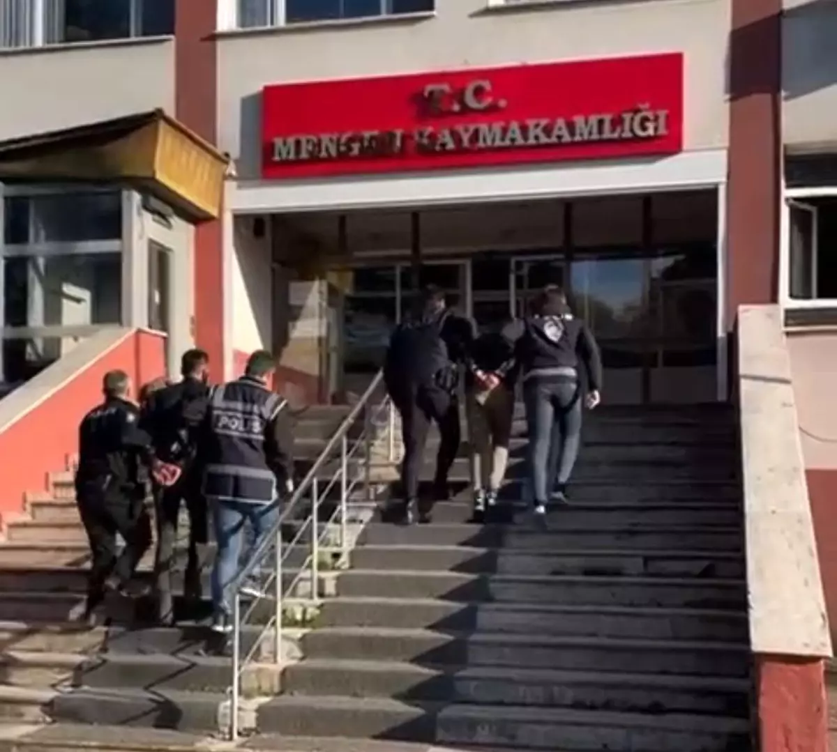 hirsizlik-zanlilari-24-saatte-yakalandi-rHpIE62f.jpg