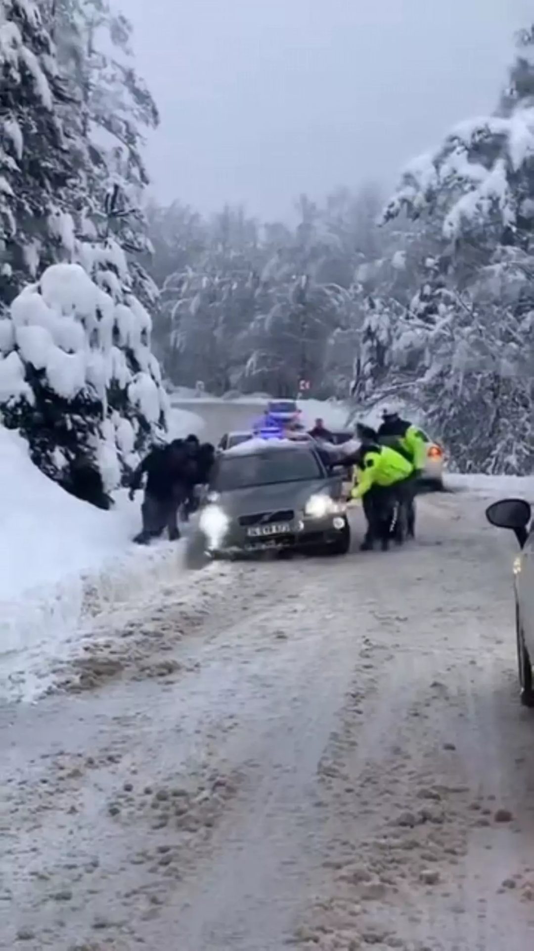inegolde-kar-yagisi-nedeniyle-mahsur-kalan-soforlere-jandarma-yardim-etti-I5ibbktX.jpg