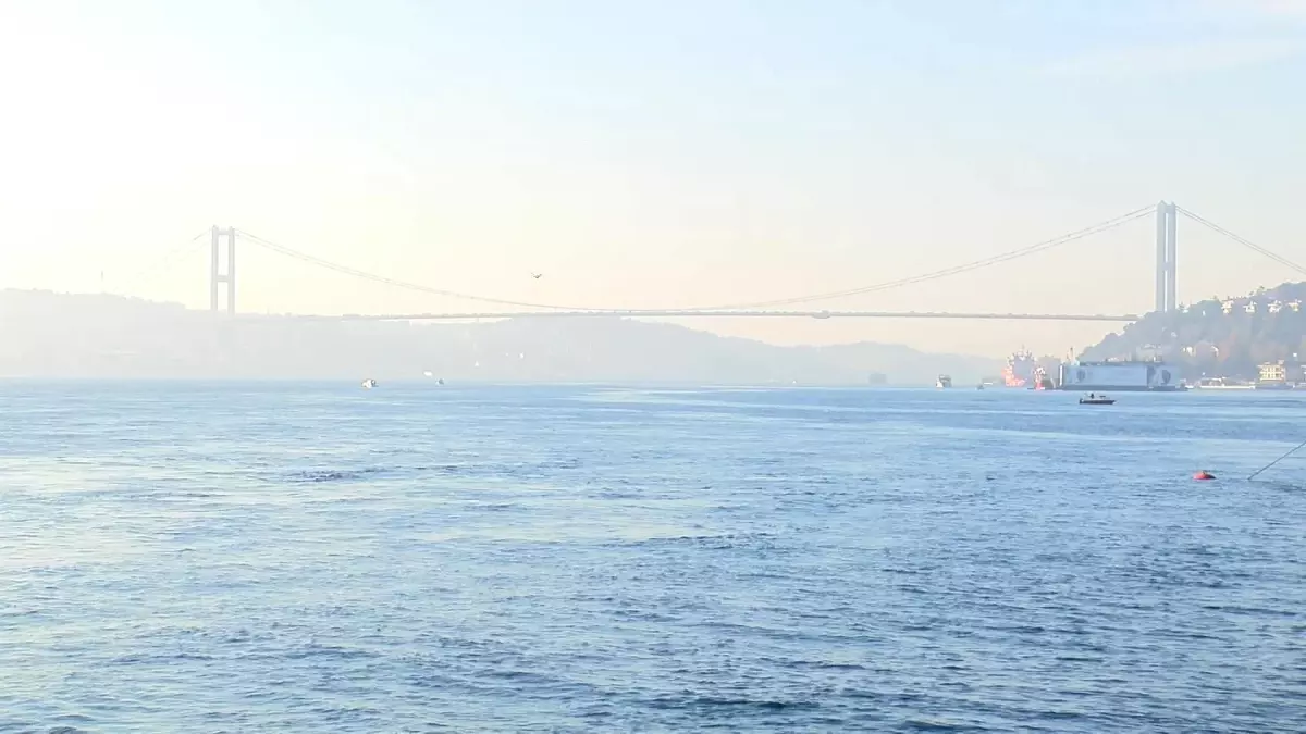 istanbul-bogazinda-gemi-trafigi-sis-nedeniyle-askiya-alindi-GukKv2ag.jpg