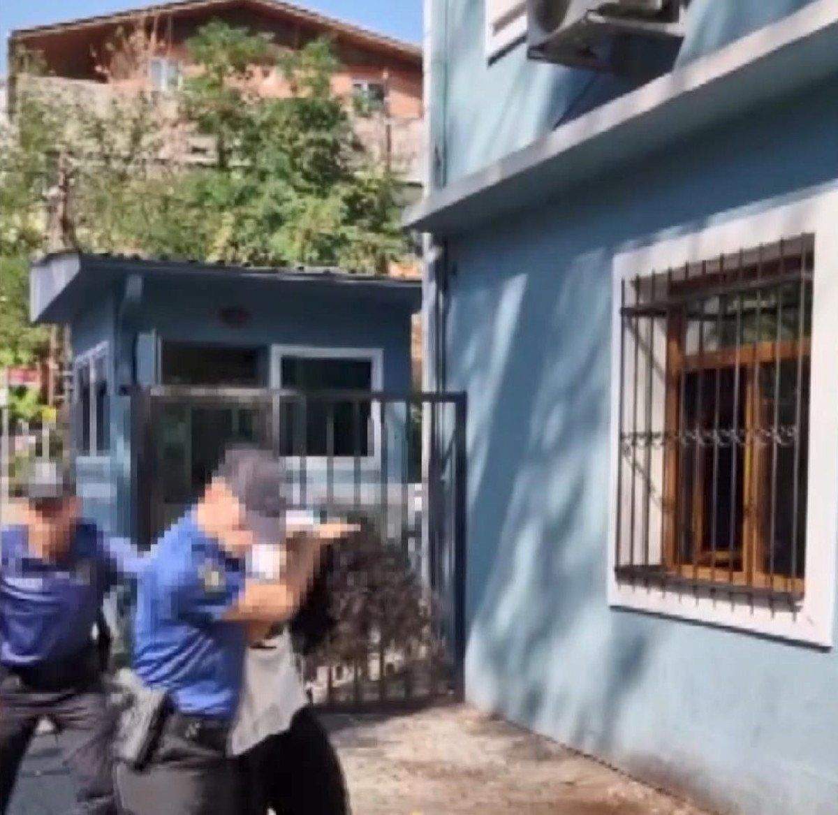 istanbulda-minibuste-kadinlarin-gizlice-goruntusunu-ceken-iranli-turist-yakalandi-0-Rvr46Qmw İstanbul'da minibüste kadınların gizlice görüntüsünü çeken İranlı turist yakalandı