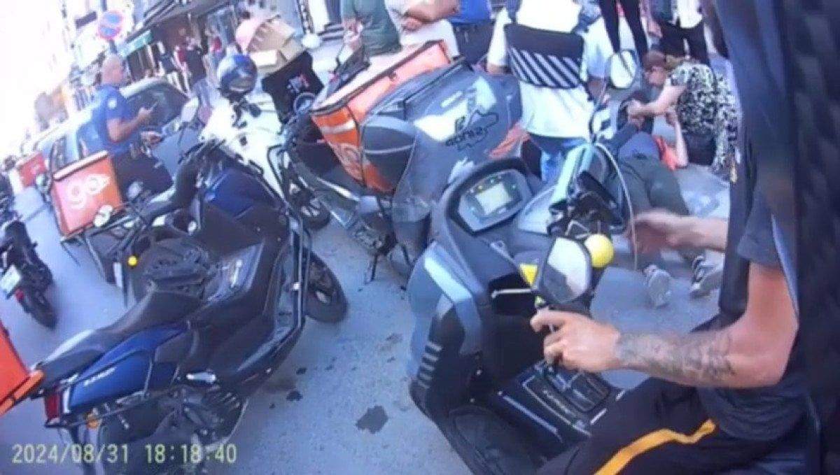 istanbulda-otomobil-carpan-kuryeyi-meslektaslari-yalniz-birakmadi-0-JwRQa1hX İstanbul'da otomobil çarpan kuryeyi meslektaşları yalnız bırakmadı