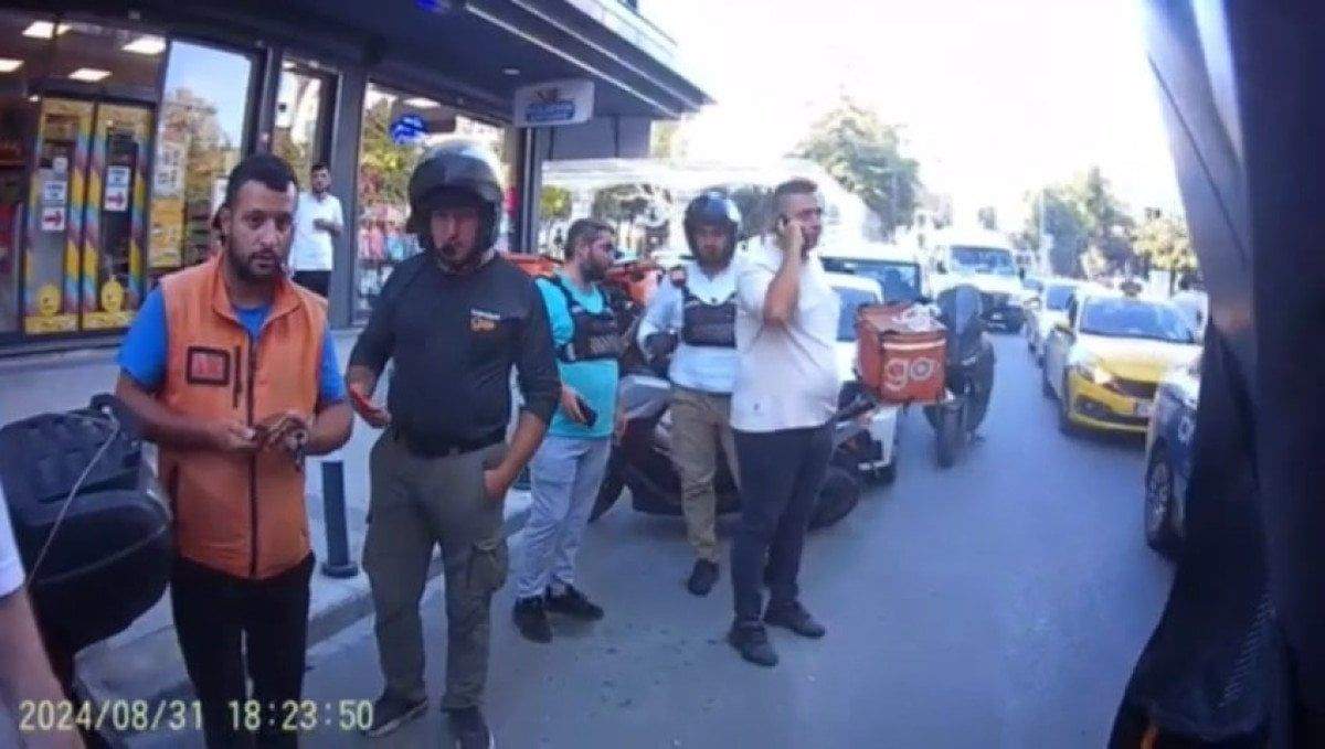 istanbulda-otomobil-carpan-kuryeyi-meslektaslari-yalniz-birakmadi-1-aua4fdOU İstanbul'da otomobil çarpan kuryeyi meslektaşları yalnız bırakmadı