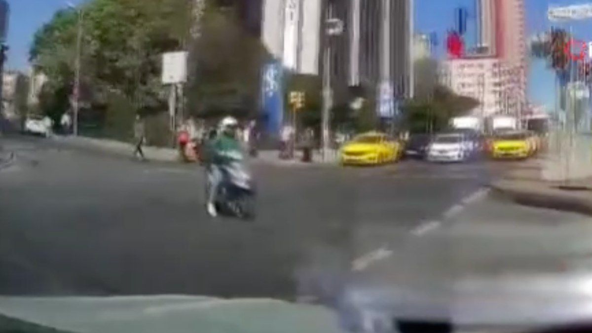istanbulda-ters-yone-giren-motosikletli-otomobille-carpisti-1CDTFGUp.jpg