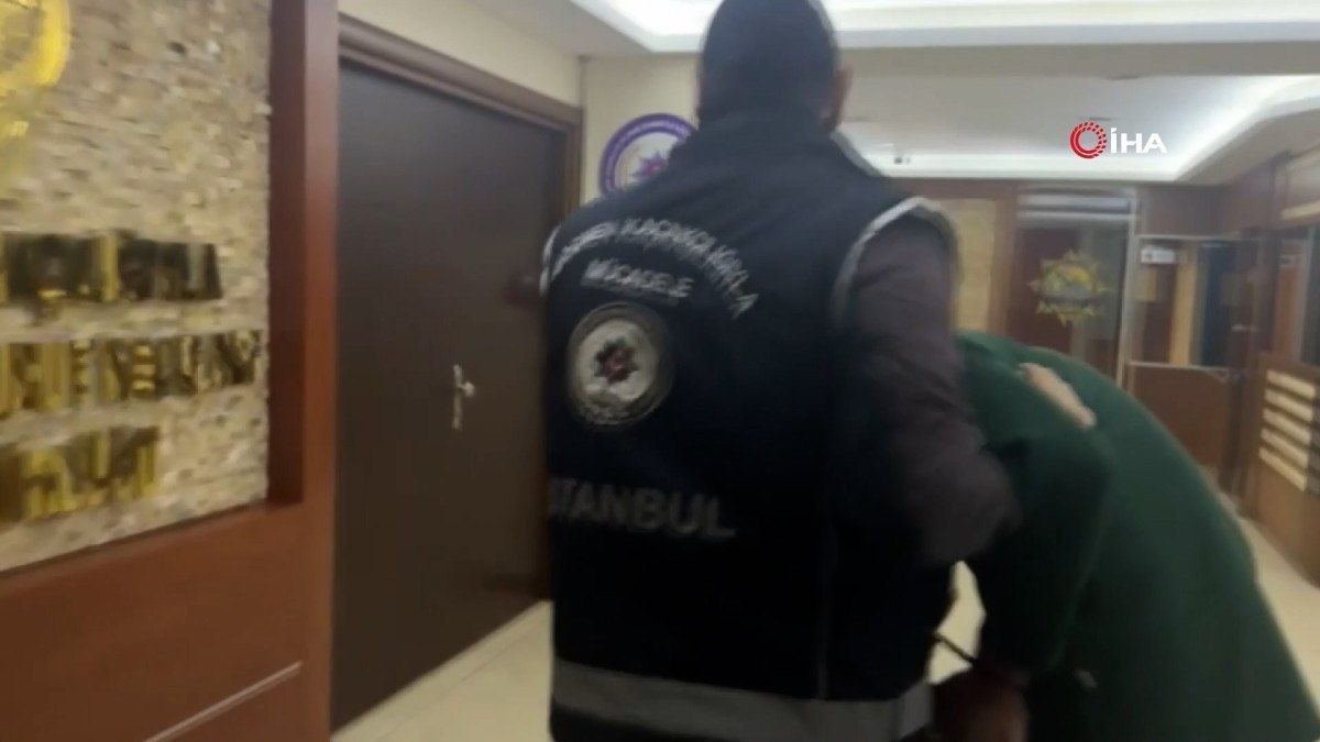 istanbulda-yabanci-uyruklu-sahis-cakarli-arac-surdu-yakalandi-0-dxxwXd9J İstanbul'da yabancı uyruklu şahıs çakarlı araç sürdü: Yakalandı