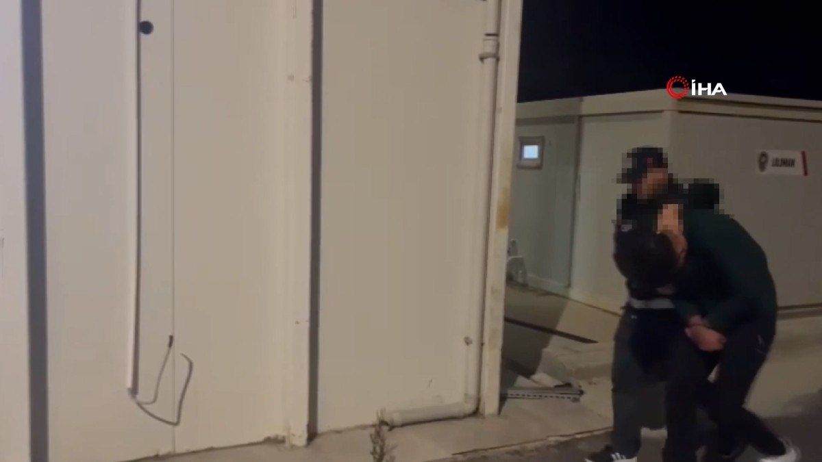 istanbulda-yabanci-uyruklu-sahis-cakarli-arac-surdu-yakalandi-1-hlByaWt7 İstanbul'da yabancı uyruklu şahıs çakarlı araç sürdü: Yakalandı