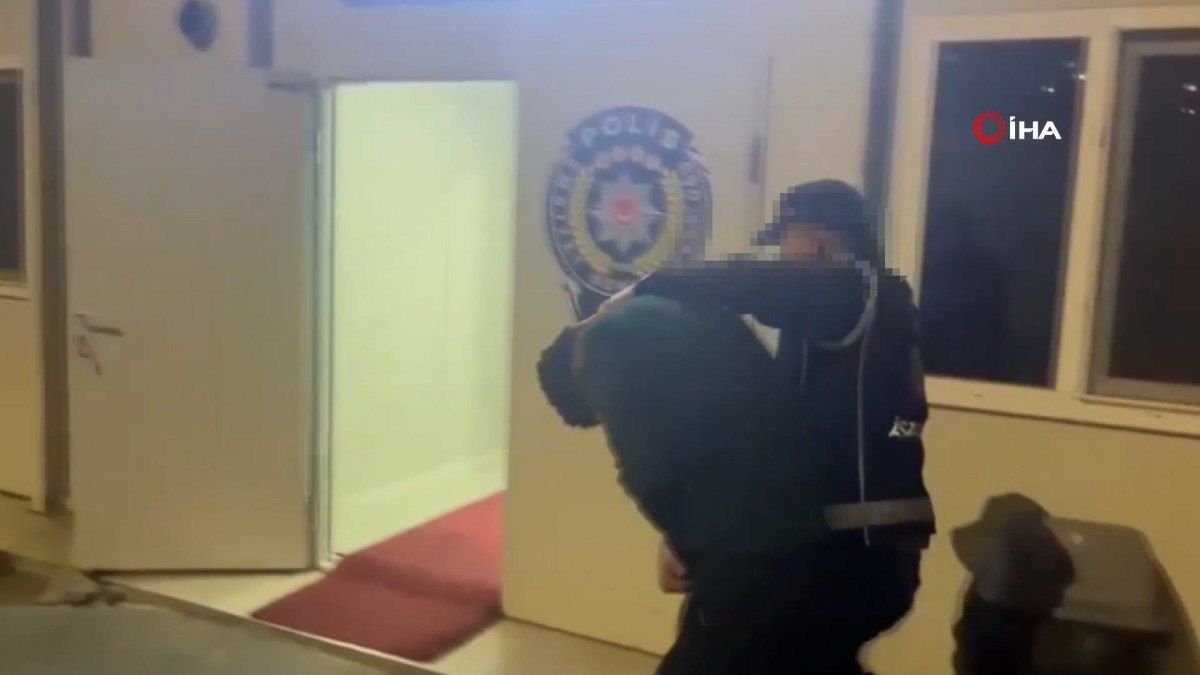 istanbulda-yabanci-uyruklu-sahis-cakarli-arac-surdu-yakalandi-2-9GuTVrc1 İstanbul'da yabancı uyruklu şahıs çakarlı araç sürdü: Yakalandı