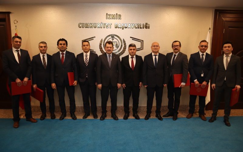 izmir-adliyesinde-birinci-sinifa-ayrilan-h-kim-ve-savcilara-plaket_ma