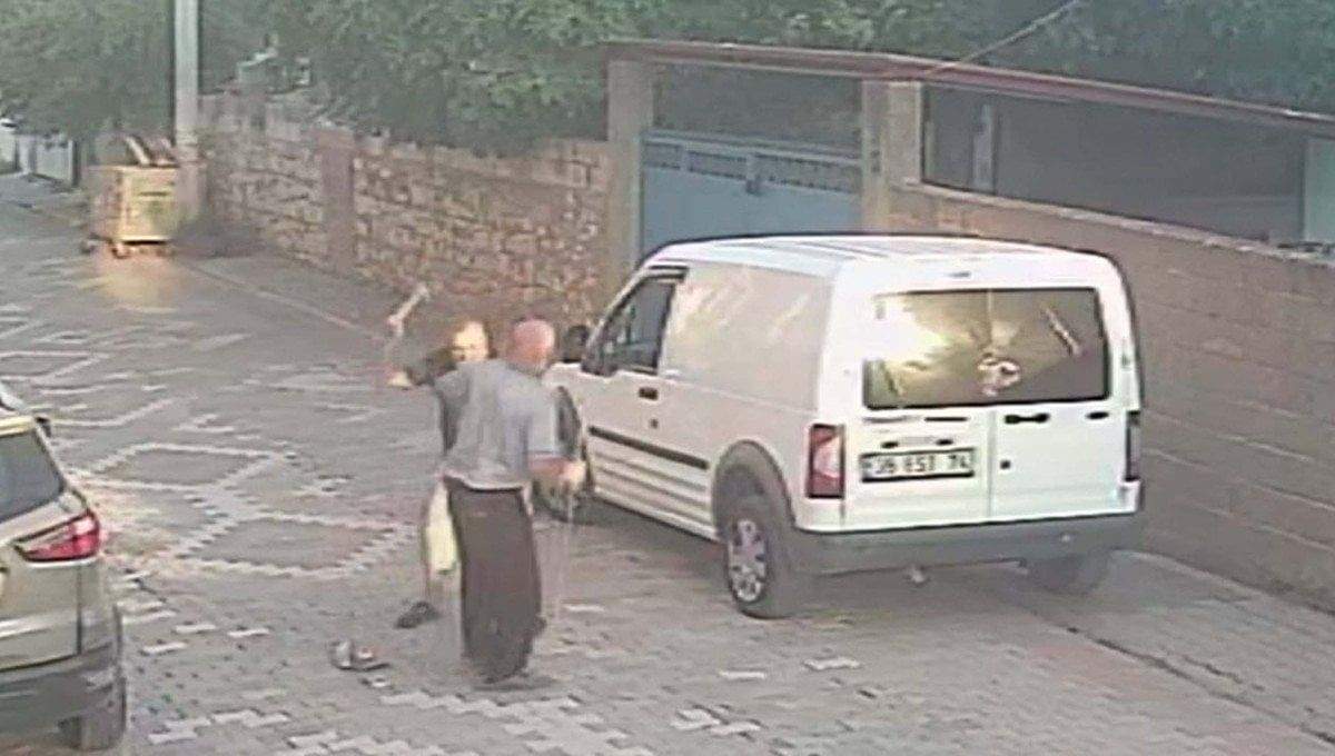 izmirde-sokaktaki-bayat-ekmekleri-toplayan-yasli-adam-darbedildi-0-1M8BKgzK İzmir'de sokaktaki bayat ekmekleri toplayan yaşlı adam darbedildi