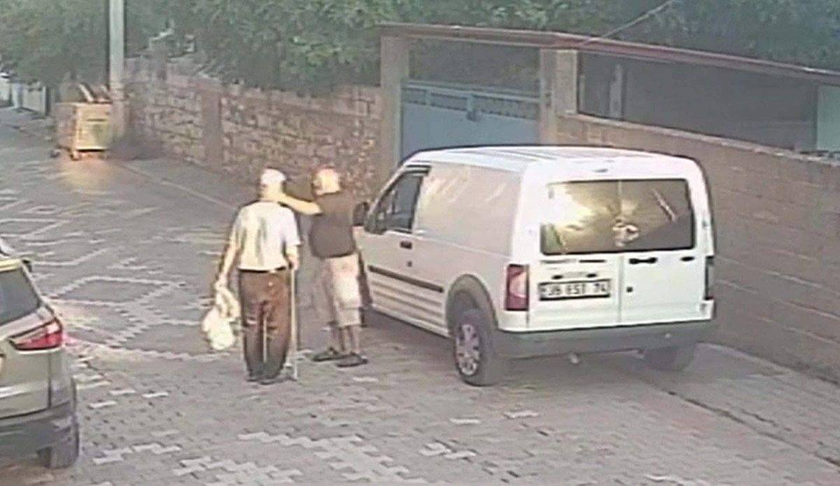 izmirde-sokaktaki-bayat-ekmekleri-toplayan-yasli-adam-darbedildi-2-BpklyxeS İzmir'de sokaktaki bayat ekmekleri toplayan yaşlı adam darbedildi