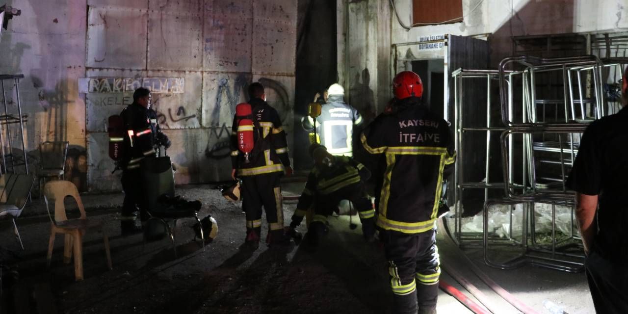 kayseride-korkutan-yangin-mobilya-atolyesi-alevlere-teslim-oldu-Is9z47im.jpg