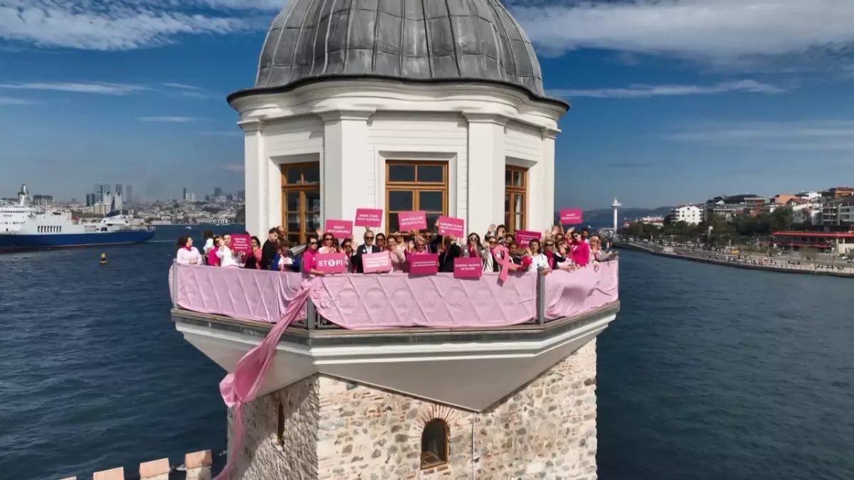 kiz-kulesinde-gogus-kanseri-farkindaligi-9ftANYjY.jpg