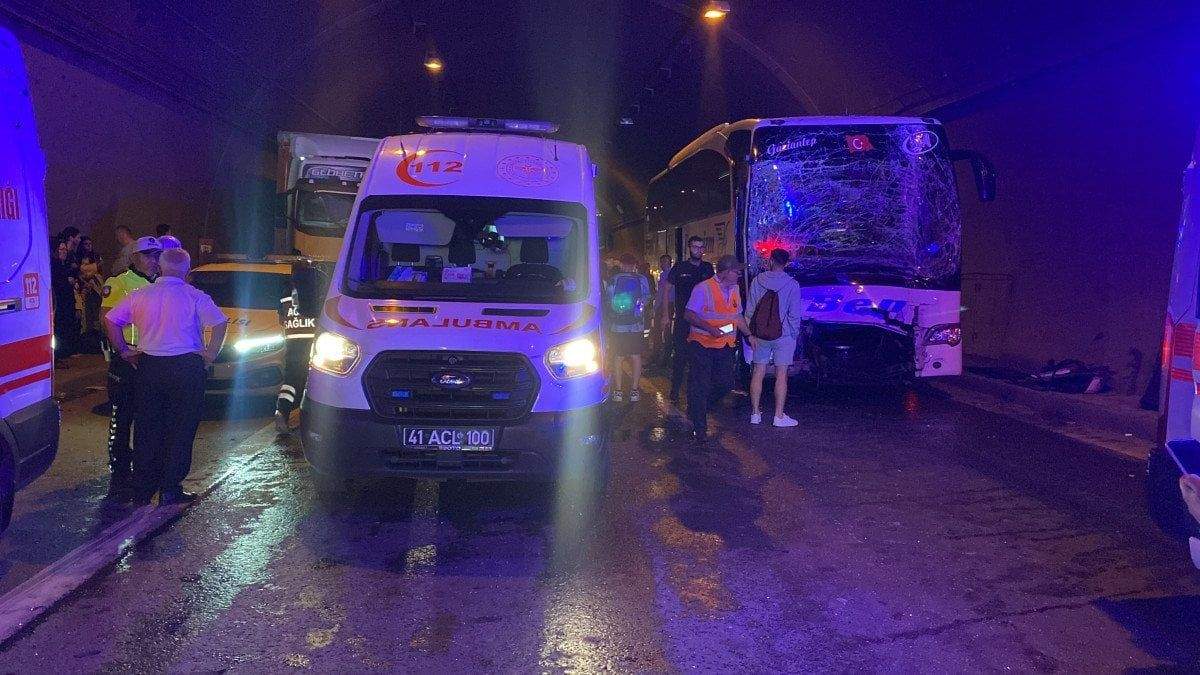 kocaelide-zincirleme-trafik-kazasi-15-yarali-0-fAu5HY25 Kocaeli'de zincirleme trafik kazası: 15 yaralı