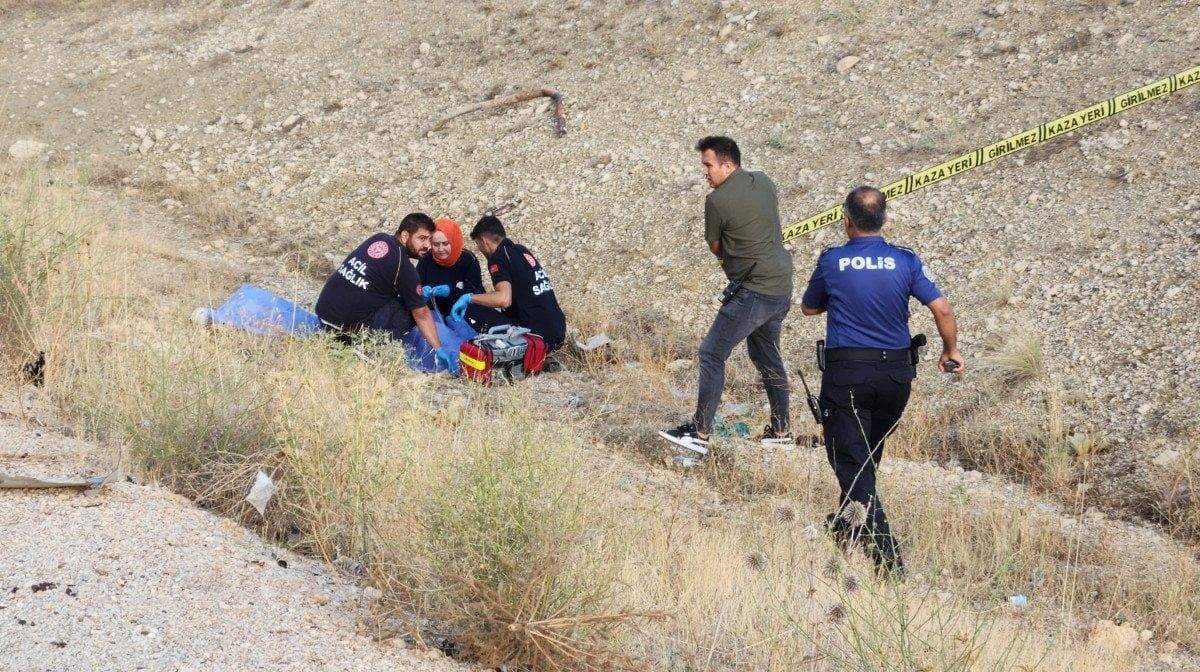 konyada-kaza-yaptigi-aracinin-parcalarini-toplayan-surucuye-otomobil-carpti-3-h5v6nN7x Konya'da kaza yaptığı aracının parçalarını toplayan sürücüye otomobil çarptı