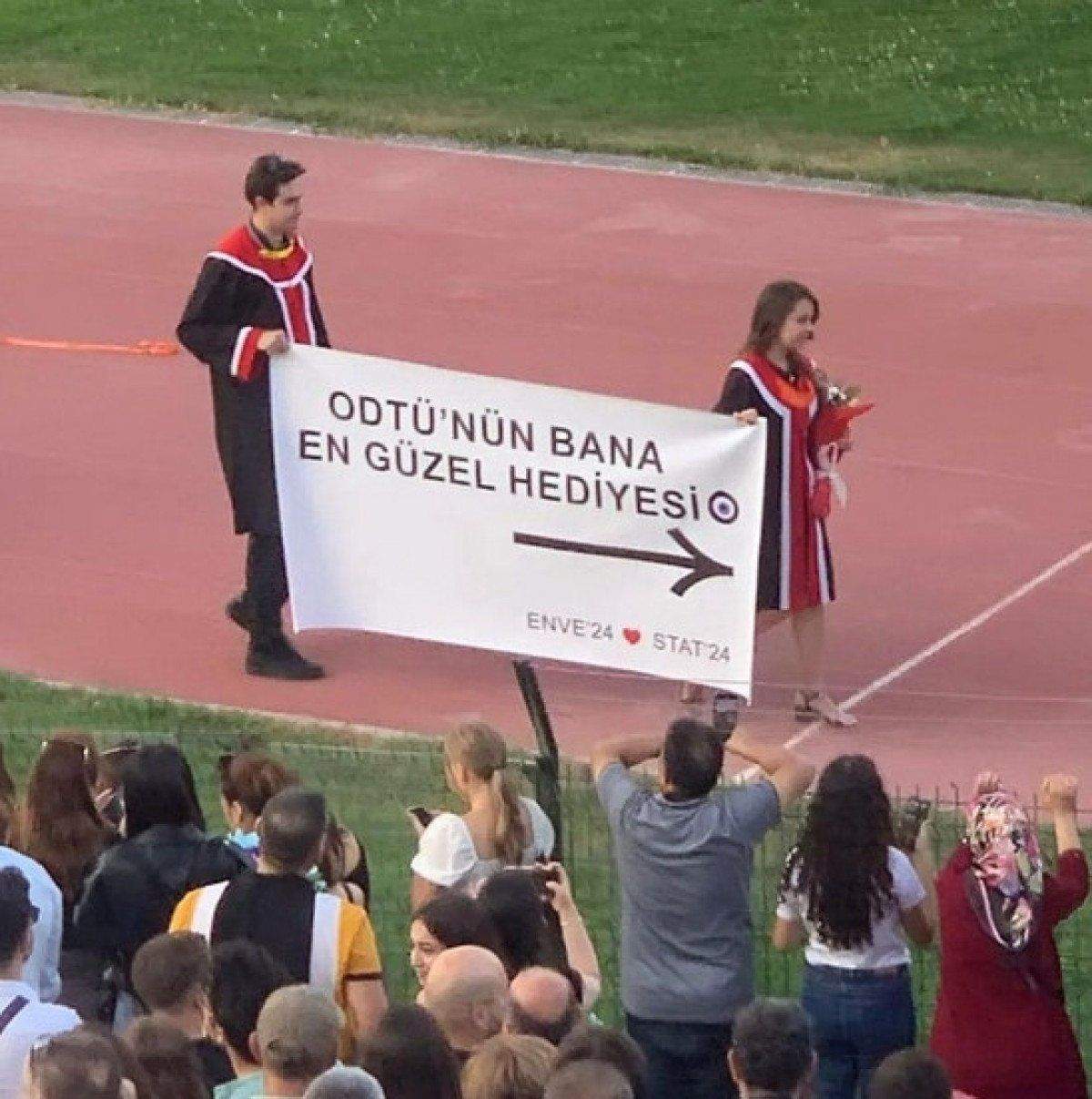 odtu-mezuniyet-toreninde-acilan-pankartlar-yine-dikkat-cekti-1-zrYwcOGN ODTÜ mezuniyet töreninde açılan pankartlar yine dikkat çekti