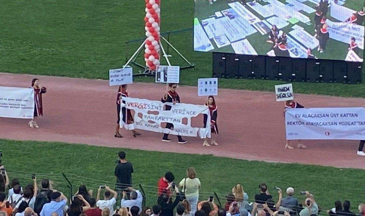 odtu-mezuniyet-toreninde-acilan-pankartlar-yine-dikkat-cekti-2-hieRb8Bk ODTÜ mezuniyet töreninde açılan pankartlar yine dikkat çekti