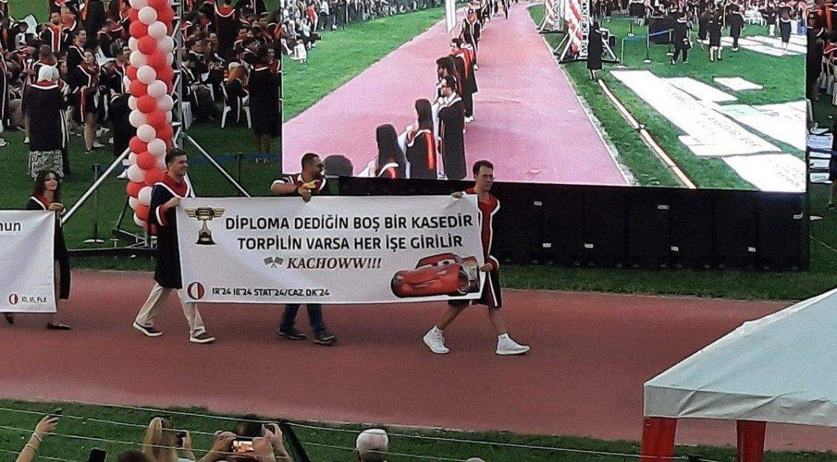odtu-mezuniyet-toreninde-acilan-pankartlar-yine-dikkat-cekti-3-huGUPZiS ODTÜ mezuniyet töreninde açılan pankartlar yine dikkat çekti