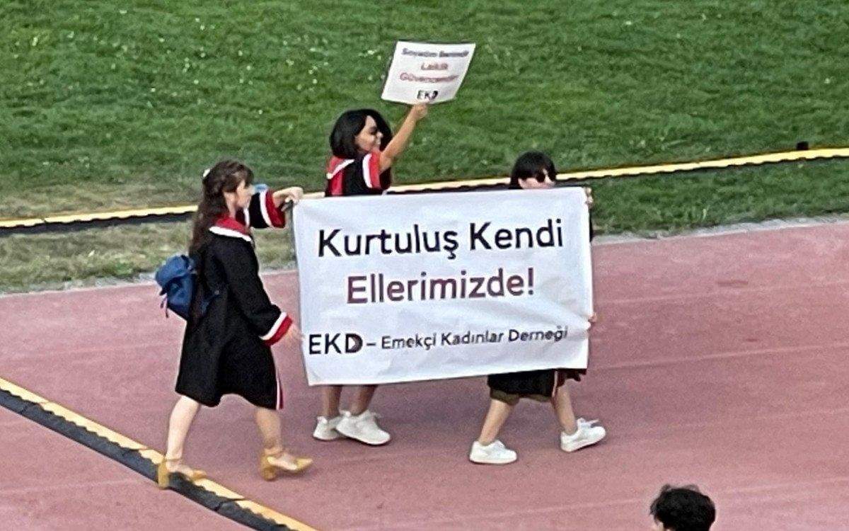 odtu-mezuniyet-toreninde-acilan-pankartlar-yine-dikkat-cekti-5-u7qUWnIS ODTÜ mezuniyet töreninde açılan pankartlar yine dikkat çekti
