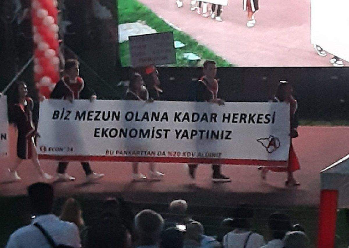 odtu-mezuniyet-toreninde-acilan-pankartlar-yine-dikkat-cekti-9-OK4Gn9RR ODTÜ mezuniyet töreninde açılan pankartlar yine dikkat çekti