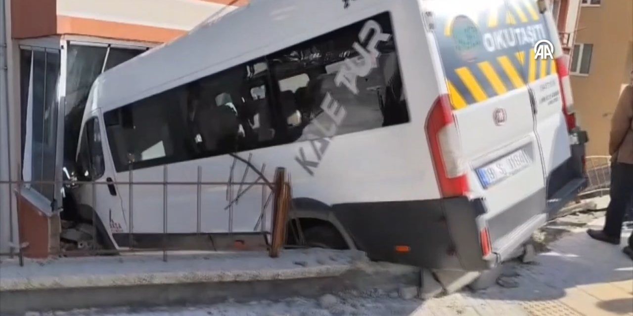 okul-servisi-evin-balkonuna-girdi-2-ogrenci-yaralandi-IwkFvxD6.jpg