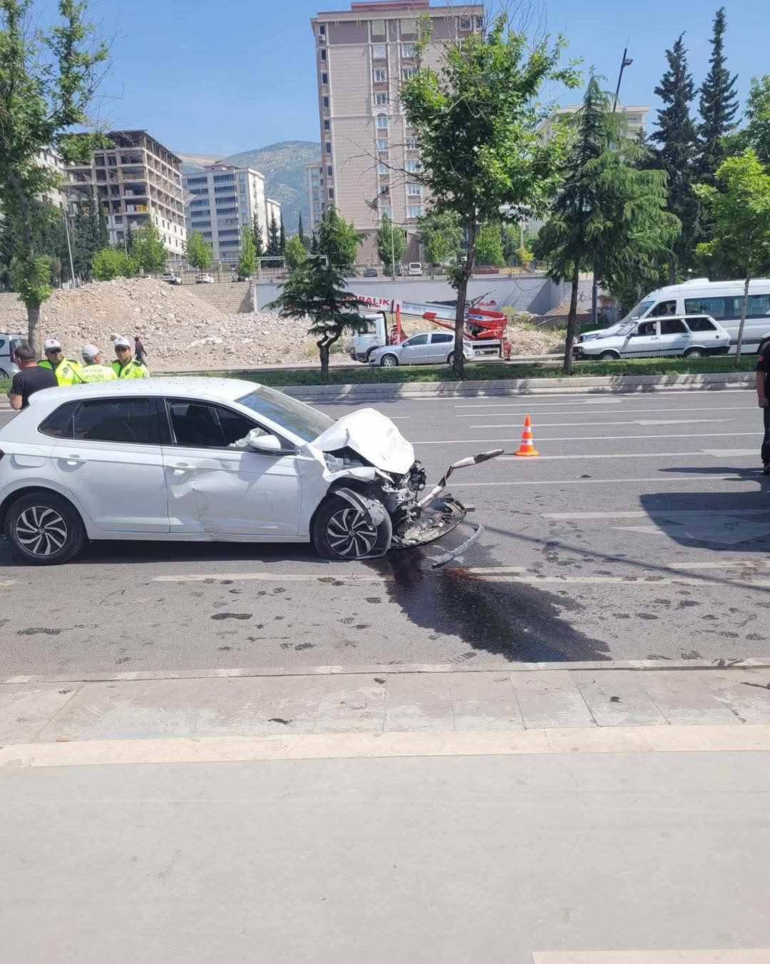 otomobil-otobuse-carpti-olu-ve-yaralilar-var-0-yPDYirE6 Otomobil otobüse çarptı: Ölü ve yaralılar var