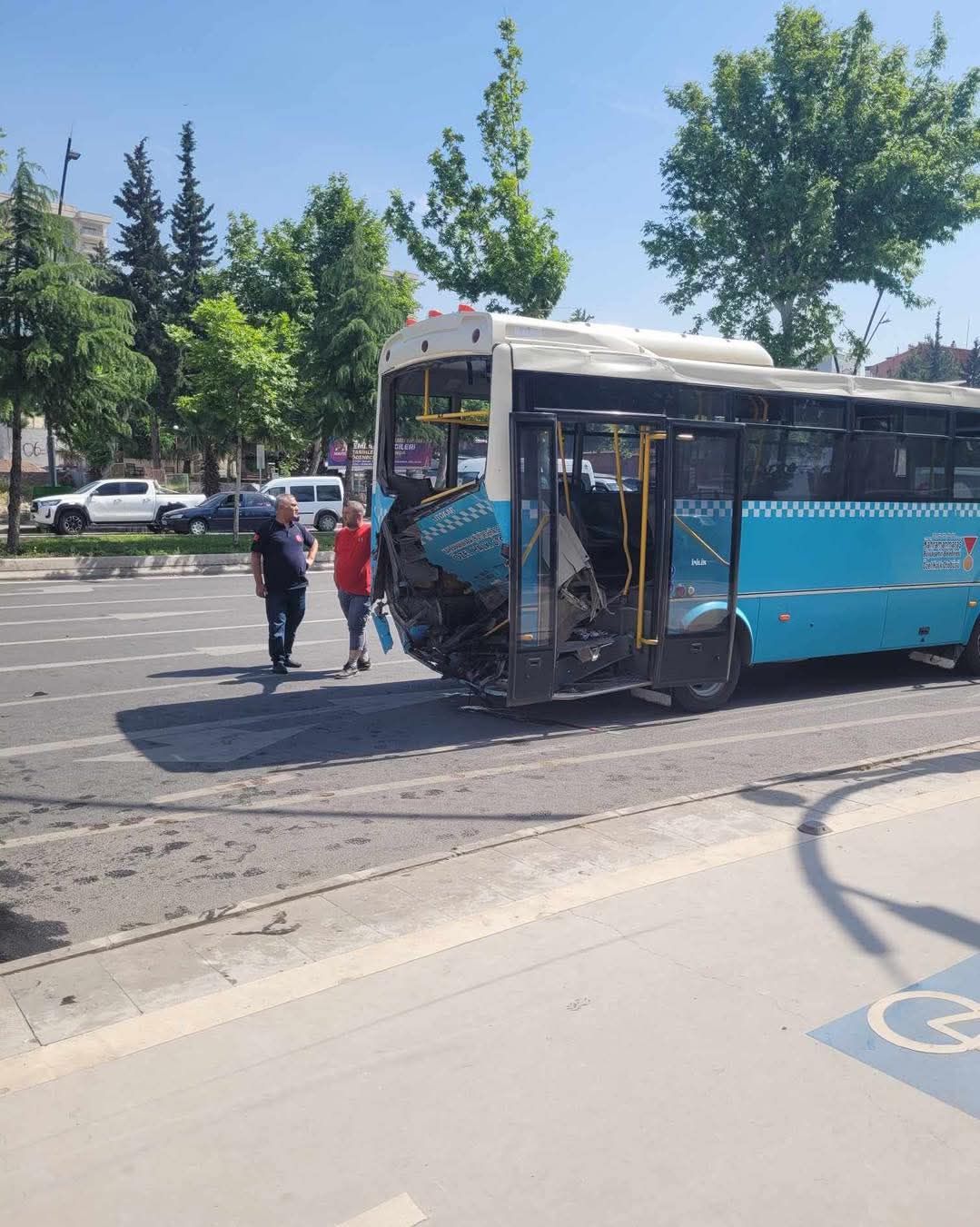 otomobil-otobuse-carpti-olu-ve-yaralilar-var-1-7hGsEK8T Otomobil otobüse çarptı: Ölü ve yaralılar var