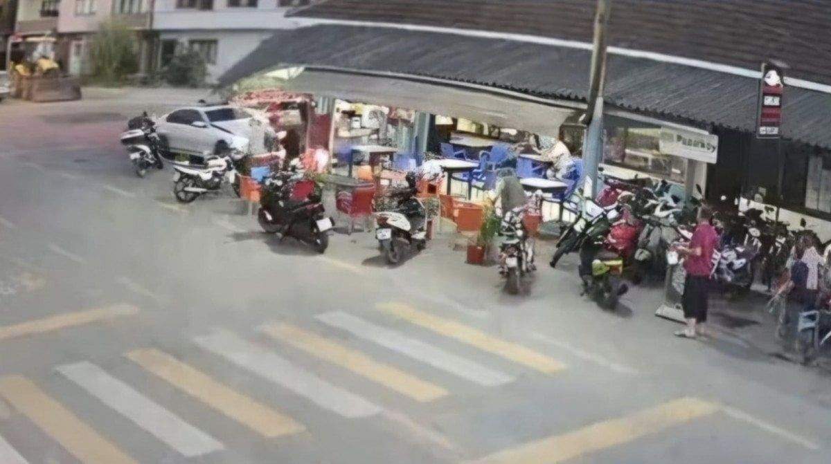 sakaryada-otomobiliyle-kahvehaneye-daldi-0-e6drpQr6 Sakarya'da otomobiliyle kahvehaneye daldı