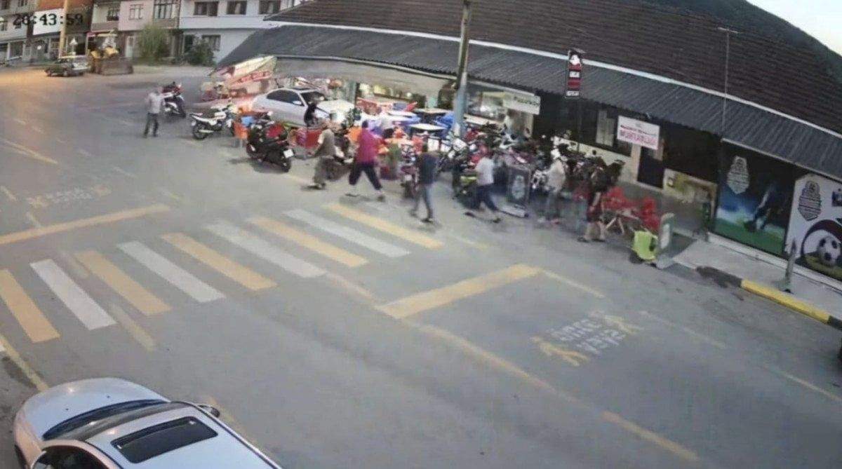 sakaryada-otomobiliyle-kahvehaneye-daldi-1-IVvqUzT9 Sakarya'da otomobiliyle kahvehaneye daldı