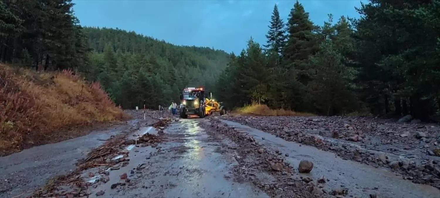 sivasin-koyulhisar-ilcesinde-sel-nedeniyle-kapanan-kume-koy-yolunun-yine-ulasima-acildi-DmyszbQz.jpg