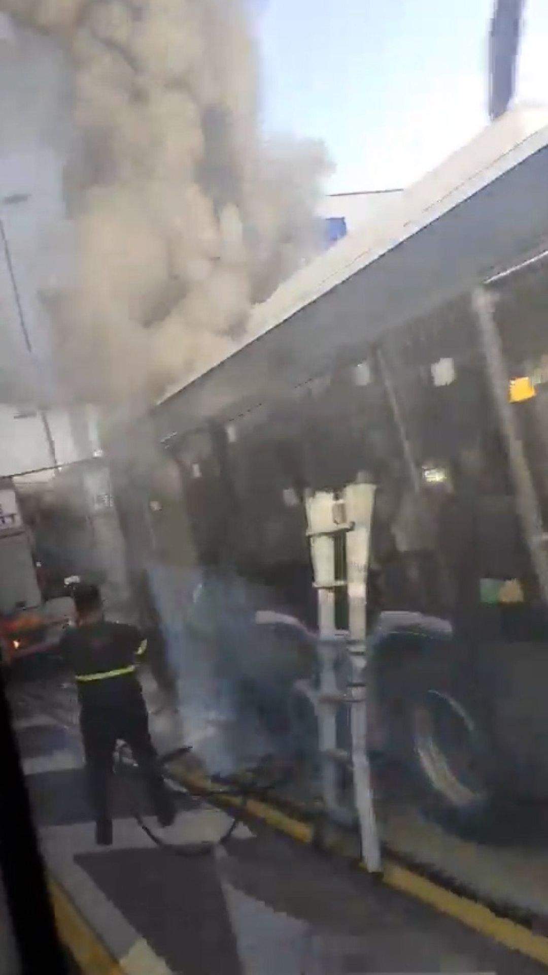 son-dakika-istanbulda-bir-metrobuste-yangin-cikti-0-Zsq67K1B SON DAKİKA! İstanbul'da bir metrobüste yangın çıktı