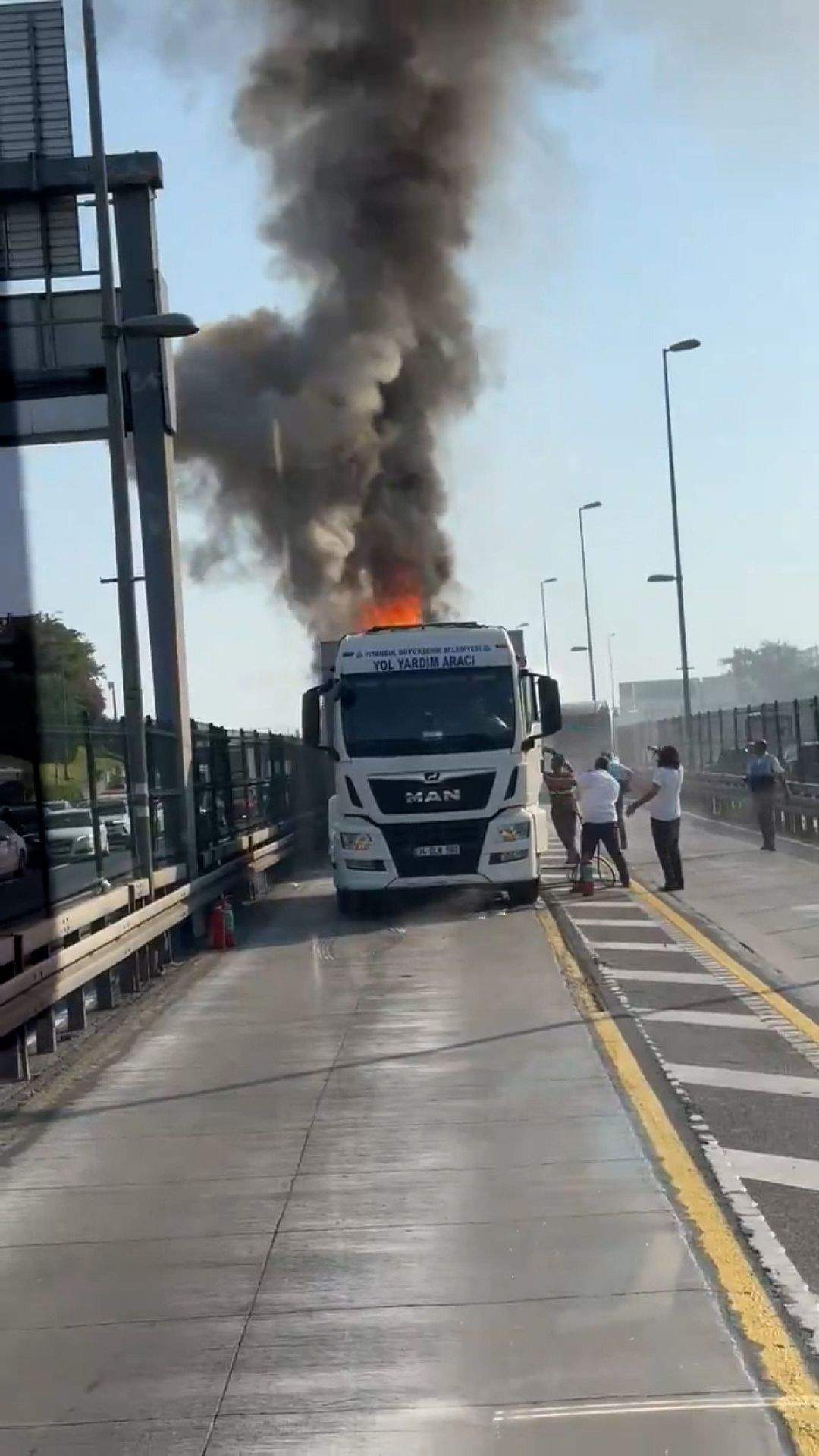 son-dakika-istanbulda-bir-metrobuste-yangin-cikti-1-2TvqEepW SON DAKİKA! İstanbul'da bir metrobüste yangın çıktı